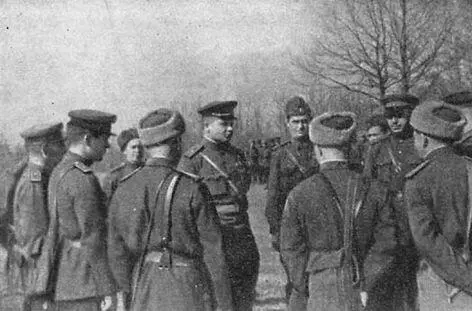 Командир 6го танкового корпуса А Л Гетман среди личного состава соединения - фото 19