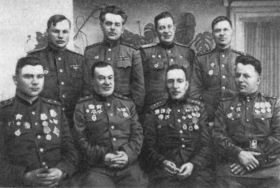 Военный совет 1й гвардейской танковой армии Второй справа командующий армией - фото 41