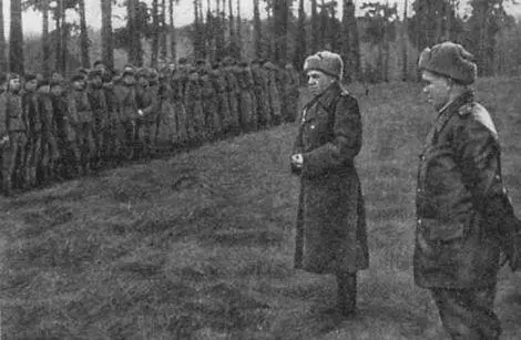 Последнее напутствие перед форсированием Днестра На переднем плане командир - фото 42