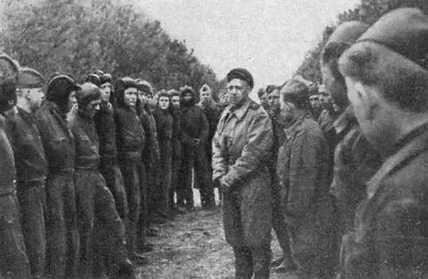 Командир 2го танкового батальона 44й гвардейской танковой бригады майор М С - фото 57