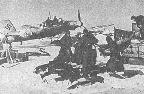 Выгрузка бомб для Штук Штуки из StG77 летят на задание Ju88 - фото 51