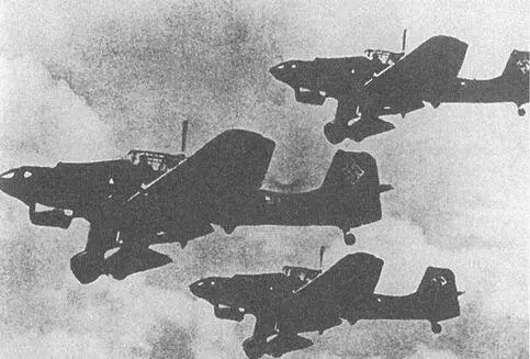 Штуки из StG77 летят на задание Ju88 возвращаются с боевого задания - фото 52