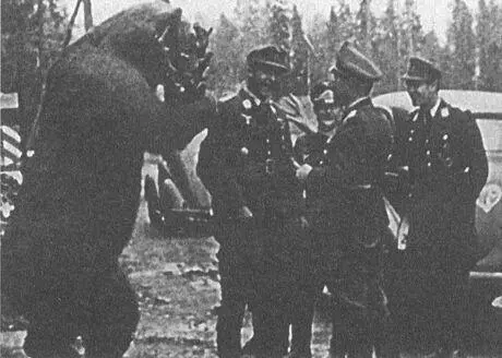 У КП в Сиверской Оберст Траутлофт Шмоллер Галланд неизвестные слева - фото 69