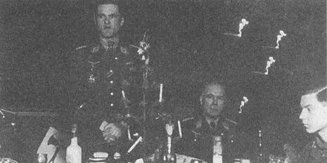 Перед Русской кампанией Рождество 1940 г командир JG3 майор Лютцов выступает - фото 73