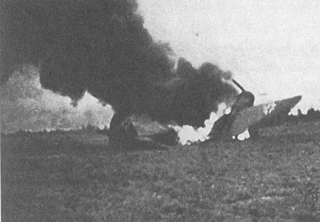 Горящий Bf109 после очередной бомбовой атаки Приземлившийся на брюхо Bf109 - фото 88