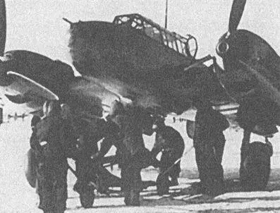 250кг бомбы подвешиваются на Bf110 Bf110 во время боевого вылета Отто - фото 124
