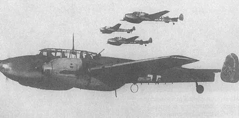 Bf110 во время боевого вылета Отто Вайс командир IILG2 Трое летчиков - фото 125