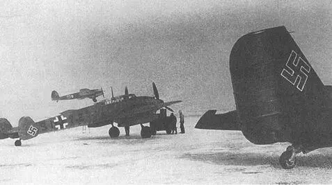 Дальние истребители Bf110 еще продолжают боевые вылеты Не111 на взлете Он - фото 136