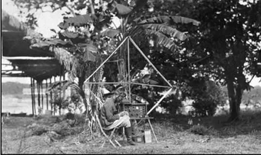 Above A member of Dr Rices 191920 expedition deploys a wireless telegraphy - фото 31