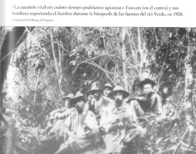Arriba Un miembro de la expedición de 19191920 del doctor Rice pone en - фото 10