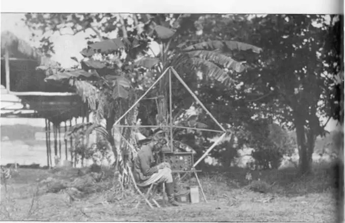 Arriba Un miembro de la expedición de 19191920 del doctor Rice pone en - фото 11