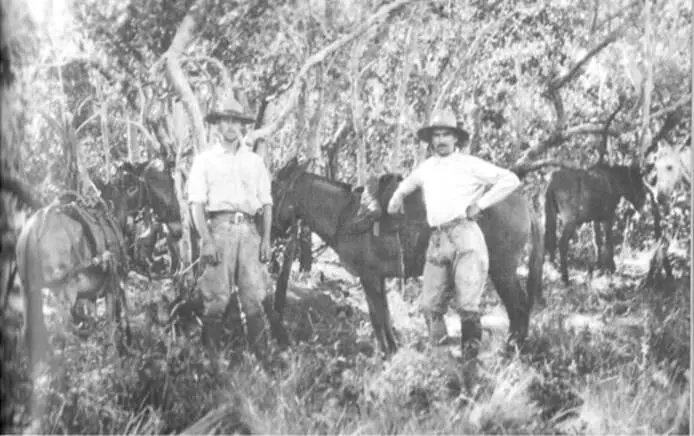 Percy Fawcett con Raleigh Rimell y un guía poco antes de que la expedición - фото 16