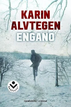Karin Alvtegen Engaño обложка книги