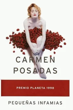 Carmen Posadas Pequeñas infamias обложка книги