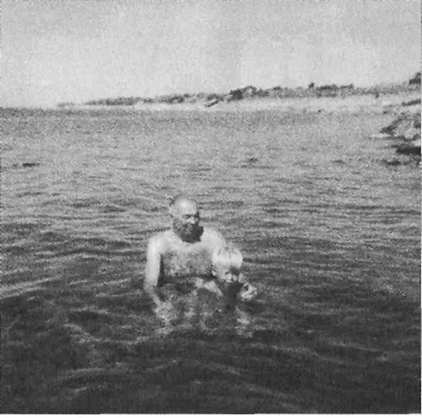 El ni ñ o y su abuelo En esta foto aparezco con mi abuelo en Djupvik a - фото 3