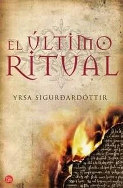 Yrsa Sigurðardóttir El Último Ritual обложка книги