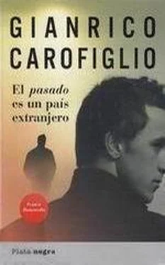 Gianrico Carofiglio El pasado es un país extranjero обложка книги