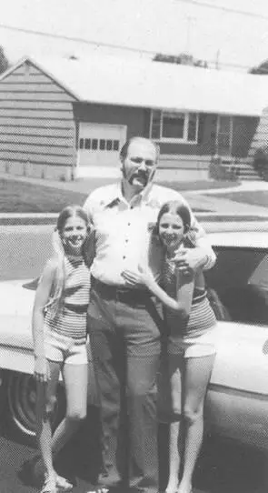 Richard con Chris y Merrick en 1973 Ante su casa de West New York en la - фото 10