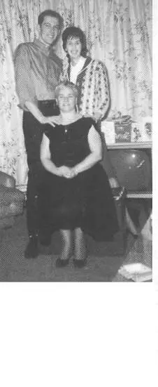 Richard y Barbara con la madre de Richard Anna McNally Kuklinski en la - фото 3