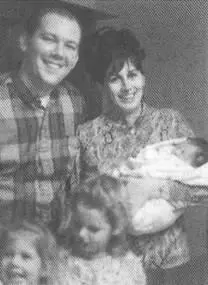 La familia Kuklinski Aparentemente feliz con Dwayne recién nacido en 1969 - фото 8