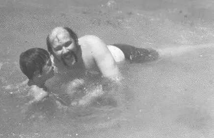 Richard con su hijo Dwayne en 1973 Richard con Chris y Merrick en 1973 Ante - фото 9