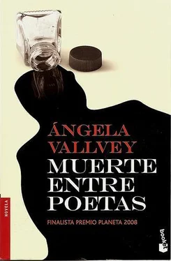 Ángela Vallvey Muerte Entre Poetas обложка книги