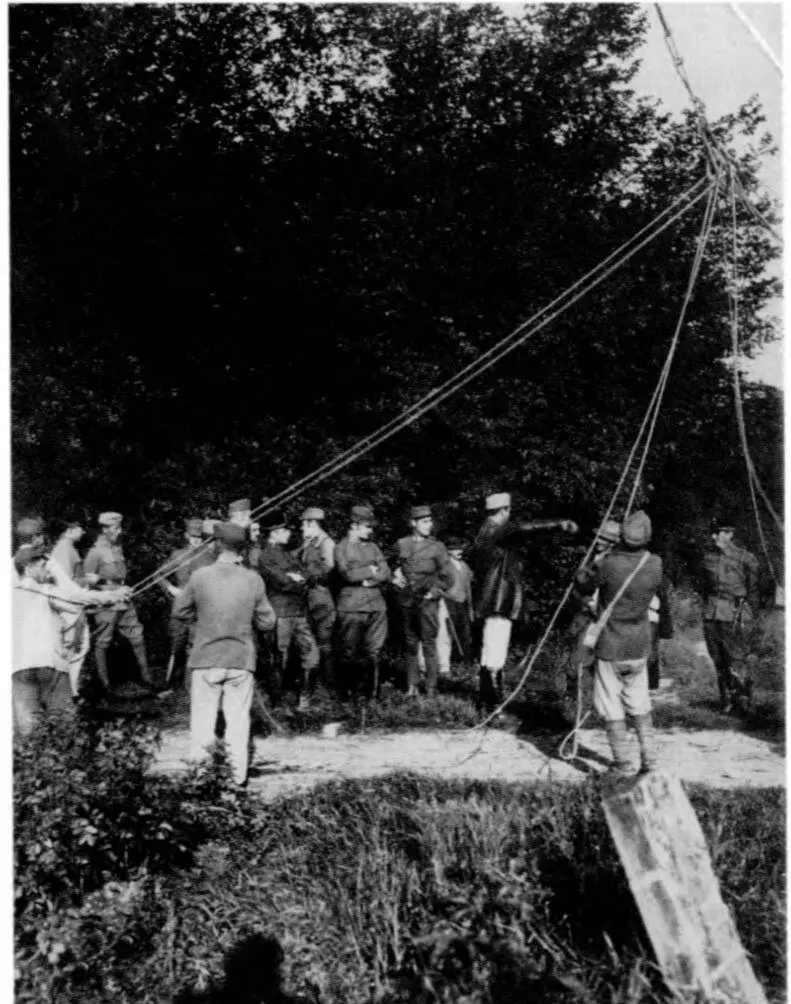 Утримання аеростатаавстроугорськими солдатами вересень 1918 р Фото з - фото 60