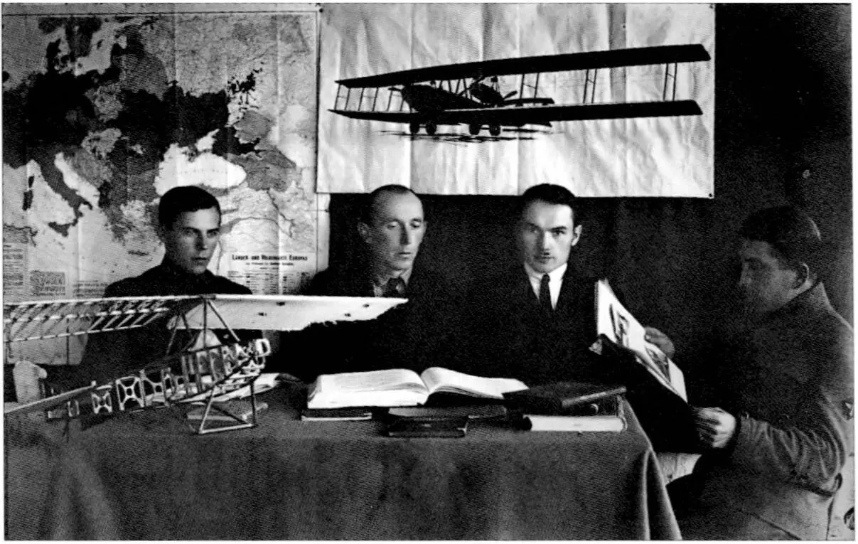 Заняття гуртка з вивчення авіації Бидгощ 1921 р Пік активності авіаторів - фото 39