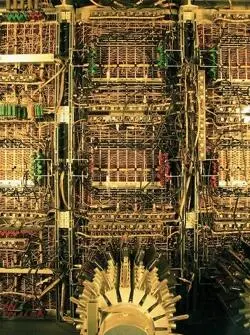 Дом памяти UNIVAC изнутри Между тем после точной калибровки ртутных трубок - фото 11
