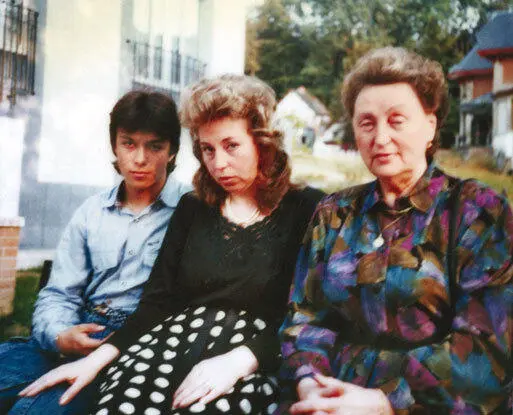 1990 год С мамой и бабушкой Бельгия 1990 год С мамой и дедушкой Бельгия - фото 36