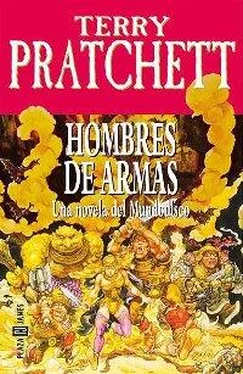 Terry Pratchett Hombres de armas обложка книги