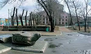 Каменная черепаха в городском парке отдыха Святопокровская церковь По городу - фото 74
