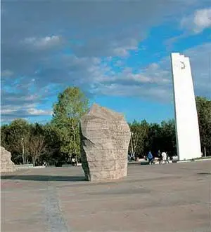 Памятный камень на месте высадки первых комсомольцев Комсомольск зеленый - фото 117