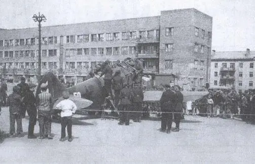 Немцы демонстрируют захваченный советский истребитель ЛаГГ3 Сталино 1942 г - фото 8