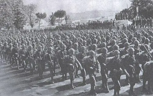 Парад Итальянского экспедиционного корпуса в России 1941 г Находившимся в - фото 13