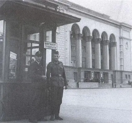 Немецкий пост около Сталинского драмтеатра Зарисовки из жизни - фото 15