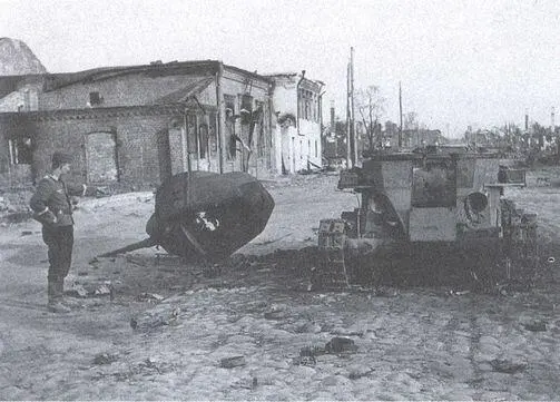 Последствия боев осени 1941 г Сгоревший советский легкий танк БТ5 - фото 17