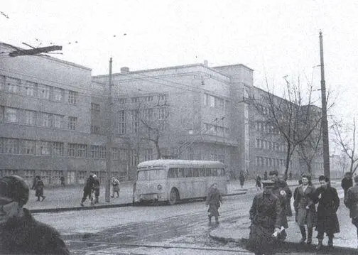 Как ни покажется странным но в оккупированном Сталино немецкие власти даже - фото 25