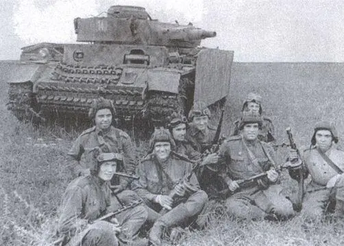 Советские танкисты после успешного боя Донбасс 1943 г Лучшие летчики 9го - фото 45
