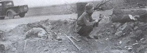 После боя Подбитый немецкий танк на проспекте Ильича Сталино 1943 г - фото 47