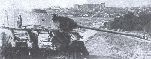 Подбитый немецкий танк на проспекте Ильича Сталино 1943 г Советские - фото 48