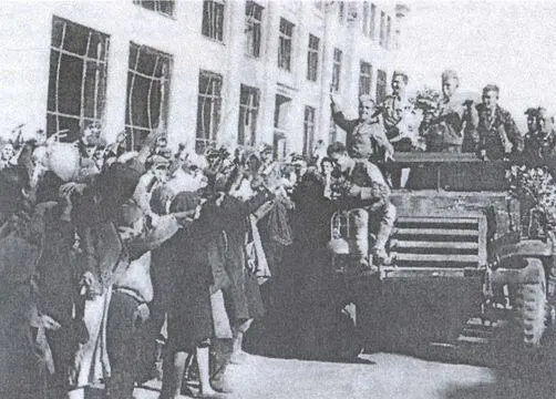 Освободителей встречает население Бронеавтомобиль БА64 на улицах Сталино - фото 50
