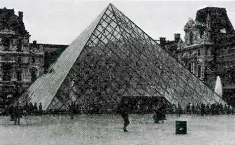 Одни считают что стеклянная пирамида успешно разрешила задачи модернизации - фото 19