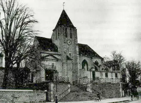 В почти деревенском квартале Шаррон стоит старинная церковь - фото 72
