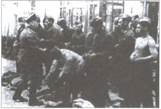 Новые добровольцы РОА получают униформу Симферополь Лето 1944г Добровольцы - фото 37