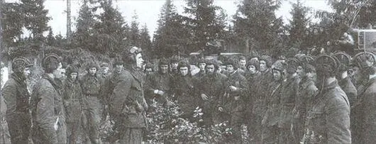 Старший политрук Елкин в центре знакомит танкистов с положением дел на - фото 14