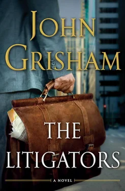 John Grisham The Litigators обложка книги