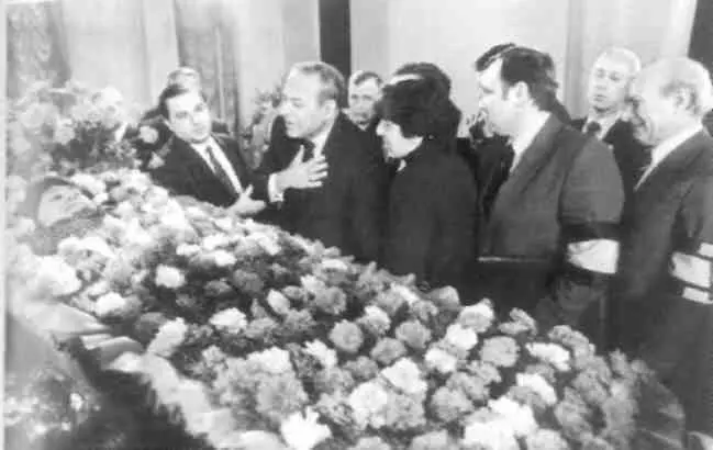 Прощание с Зарифой Алиевой Москва 17 апреля 1985 г У памятинка Зарифе - фото 39