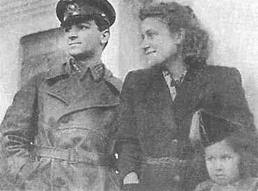 11 Со Светланой Сталиной Куйбышев апрель 1942 г 12 Леонид Хрущев - фото 11