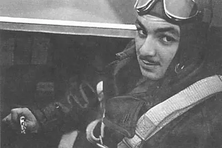 17 В кабине истребителя Як9 перед вылетом 1943 г 18 Командир эскадрильи - фото 17